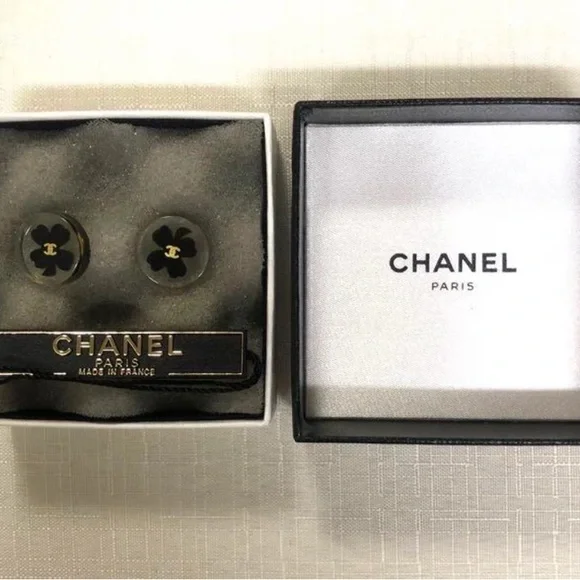 Vintage CHANEL Chanel Clover Earrings - Picture 4 of 4